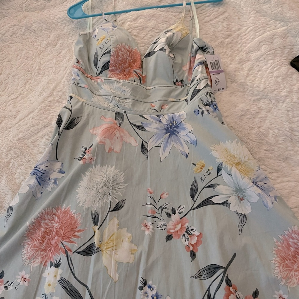 Cute dress never worn.